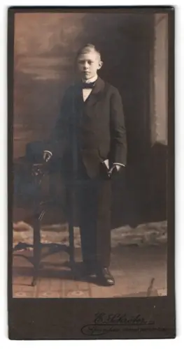 Fotografie E. Schröter, Spandau, Potsdamer Strasse 31-32, Junger Mann im Anzug