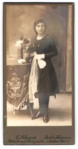 Fotografie E. Kunert, Berlin-Weissensee, Berliner Allee 31, Mädchen mit Blumenarrangement