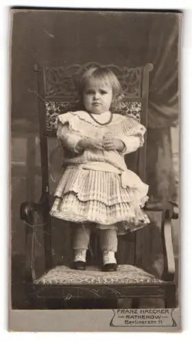 Fotografie Franz Haecker, Rathenow, Berlinerstr. 11, Kind auf Stuhl