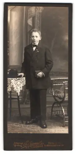 Fotografie Atelier Elegant, Berlin, Schönhauser Allee, Junge im Anzug mit Hut