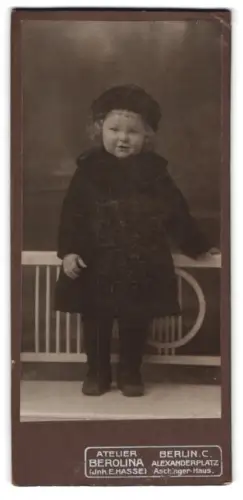 Fotografie Atelier Berolina, Berlin, Alexanderplatz, Aschinger Haus, Kleinkind in Mantel und Mütze
