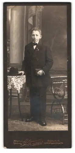 Fotografie Atelier Elegant, Berlin, Schönhauser Allee, junger Mann mit Buch