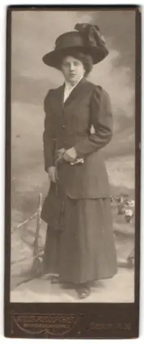 Fotografie Atelier Rudolf Obigt, Berlin, Reinickendorferstr. 2, Stehende Dame im eleganten Kostüm