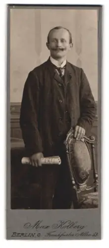 Fotografie Max Kolberg, Berlin, Frankfurter Allee 33, Eleganter Herr mit Papierrolle