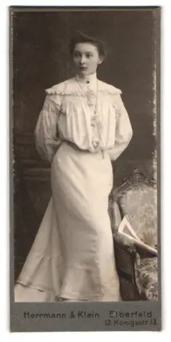 Fotografie Herrmann & Klein, Elberfeld, Königstrasse 13, Porträt einer eleganten Dame