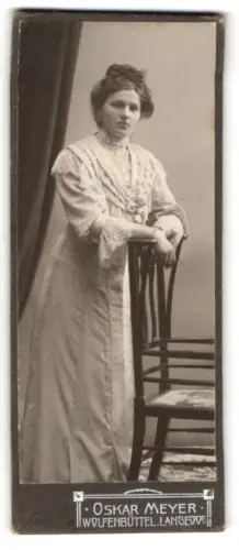 Fotografie Oskar Meyer, Wolfenbüttel, Bahnhofstrasse, Frau in elegantem Kleid