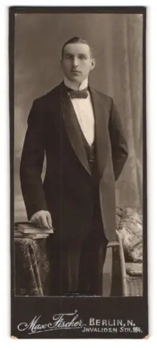 Fotografie Max Fischer, Berlin, Invalidenstrasse 164, Portrait eines eleganten Herren