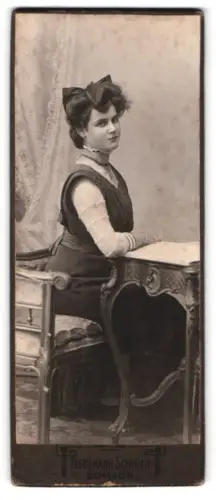 Fotografie Ferdinand Schmidt, Bensheim, Auerbacherstrasse 39, Frau an antikem Tisch