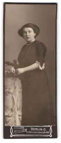 Fotografie Müller, Berlin, Rosenthalerstr. 45, Porträt einer Dame mit elegantem Kleid