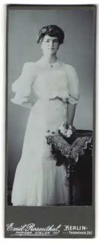 Fotografie Emil Rosenthal, Berlin, Friedrichstr. 242, Dame in elegantem Kleid