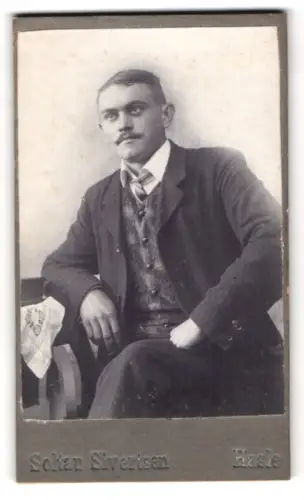 Fotografie Soltan Sivertsen, Hasle, Mann im Anzug