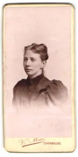 Fotografie V. Mas, Cherbourg, Porträt einer Frau