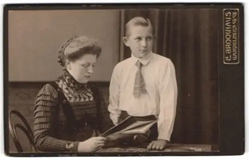 Fotografie E. Brockhaus, Gardelegen, Mutter und Kind mit Buch