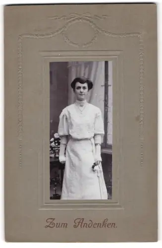 Fotografie unbekannter Fotograf und Ort, Frau mit Blumenstrauss