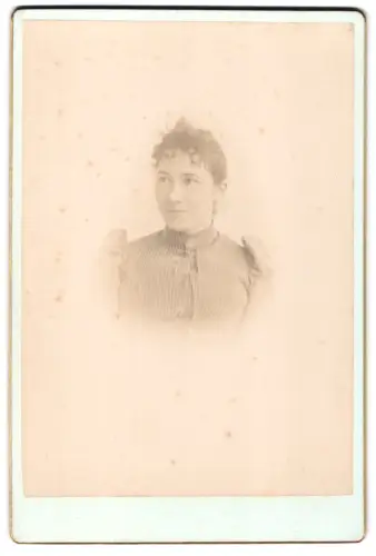 Fotografie unbekannter Fotograf und Ort, Porträt einer Frau mit Locken und gestreifter Bluse