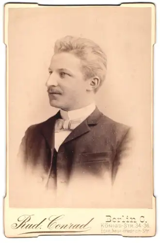 Fotografie Rud. Conrad, Berlin C., Königstr. 34-36, Porträt eines elegant gekleideten Mannes