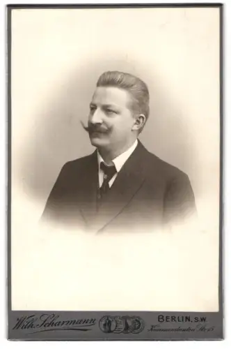 Fotografie Wilh. Scharmann, Berlin, Kommandantenstr. 15, Porträt eines eleganten Herrn