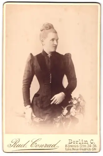 Fotografie Rud. Conrad, Berlin, Königs-Str. 34-36, Dame im eleganten Kleid