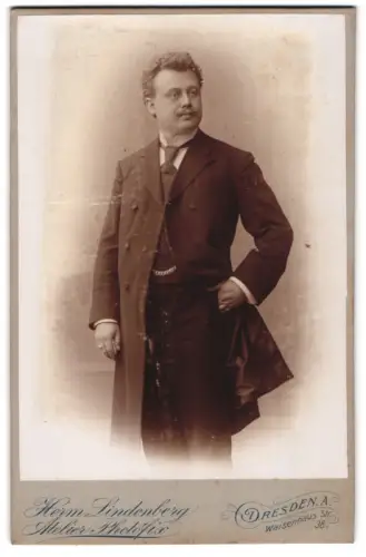 Fotografie Herrn Lindenberg, Dresden, Waisenhausstrasse 38, Eleganter Herr im Anzug