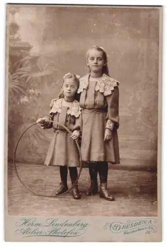 Fotografie Hermann Lindenberg, Dresden, Waisenhausstrasse 38, Zwei Mädchen mit Reifen