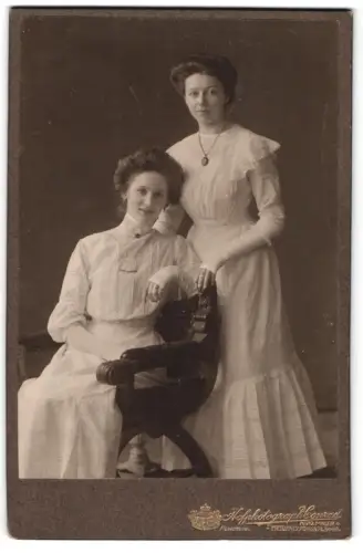 Fotografie Rudolph Conrad, Berlin, Königstrasse 34/36, Zwei Damen in weissen Kleidern