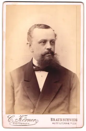Fotografie C. Körner, Braunschweig, Hutfiltern 8, Porträt eines Mannes mit Bart