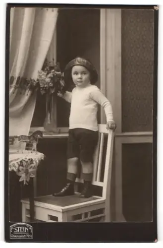Fotografie Atelier Stein, Berlin, Chausseestrasse 70/71, Kind steht auf einem Stuhl