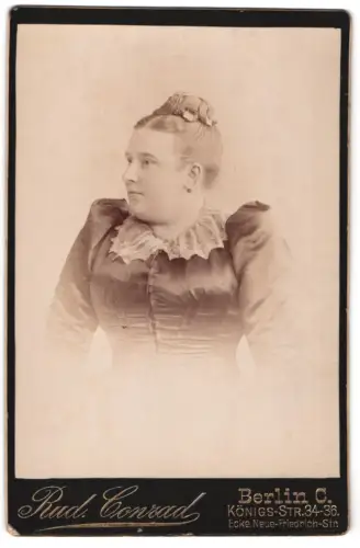 Fotografie Rud. Conrad, Berlin, Königs-Str. 34-36, Porträt einer Dame in elegantem Kleid