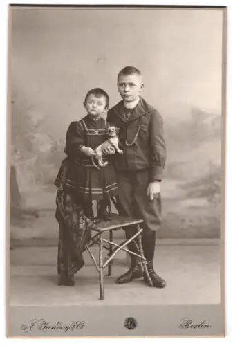 Fotografie A. Fandorf & Co, Berlin, Bellealliancestr. 1/2, Geschwister mit Hund