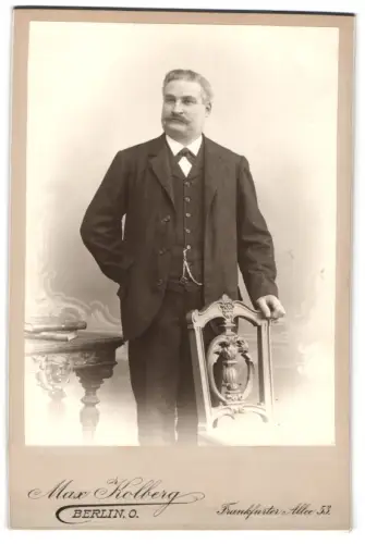 Fotografie Max Kolberg, Berlin, Frankfurter Allee 53, Herr mit elegantem Anzug