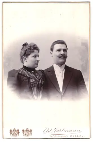 Fotografie Ad. Hartmann, Dessau, Franz-Str. 24b, Porträt eines eleganten Paares