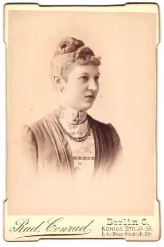 Fotografie Rudolf Conrad, Berlin, Königs-Str. 34-36, Porträt einer Dame