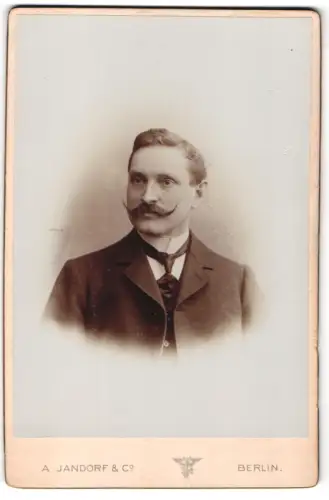 Fotografie A. Jandorf & Co., Berlin, Spittelmarkt 16/17, Porträt eines Herren mit imposantem Schnurrbart