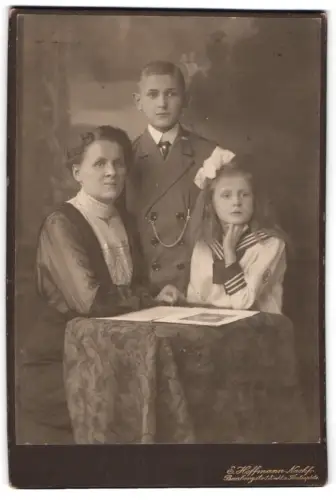 Fotografie Emil Hoffmann Nachf., Dresden, Borsbergstr. 1, Familienporträt mit zwei Kindern