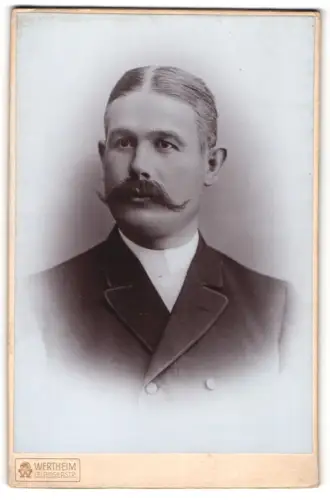 Fotografie Wertheim, Berlin, Leipzigerstr., Porträt eines Herrn mit markantem Schnurrbart