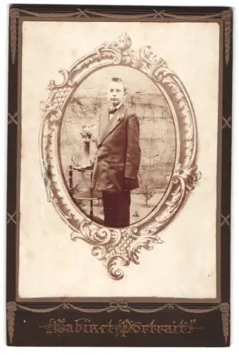 Fotografie unbekannter Fotograf und Ort, Eleganter junger Mann neben einer Blumenvase stehend