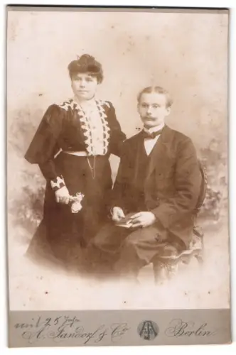 Fotografie A. Jandorf & Co., Berlin, Grosse Frankfurterstr. 113, Paar im Atelier