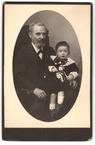 Fotografie unbekannter Fotograf und Ort, Porträt eines älteren Mannes mit Kind