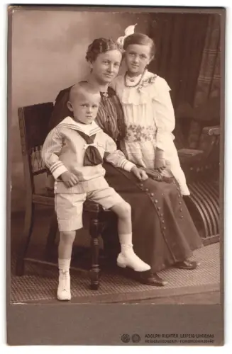 Fotografie Adolph Richter, Leipzig-Lindenau, Merseburger Strasse. 61, Familienportrait mit zwei Kindern