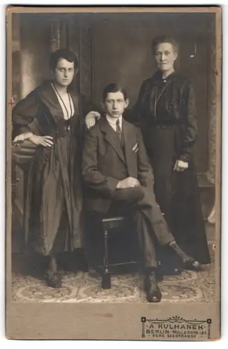 Fotografie A. Kulhanek, Berlin, Müllerstr. 137, Familienporträt mit drei Personen