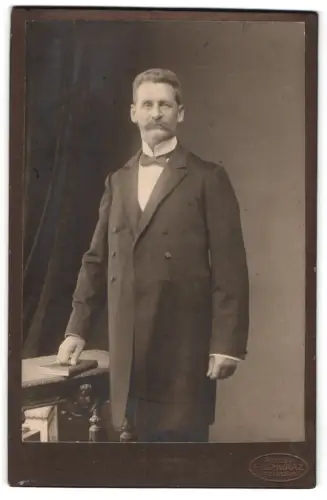 Fotografie F. Schwarz, Potsdam, Brandenburgerstr. 49/52, Porträt eines eleganten Herrn