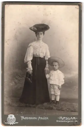 Fotografie Photograph Atelier, Potsdam, Brandenburgerstr. 30, Dame mit Kind in eleganter Kleidung