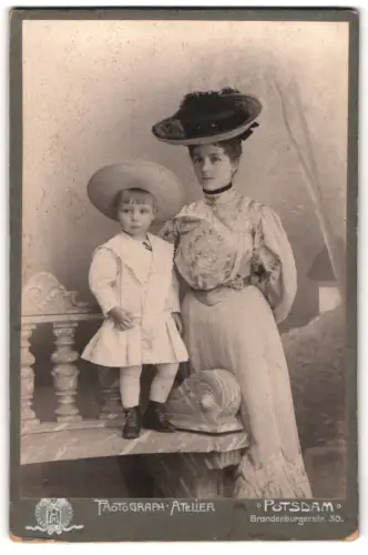 Fotografie Photograph Atelier, Potsdam, Brandenburgerstr. 30, Mutter mit Kind in eleganter Kleidung