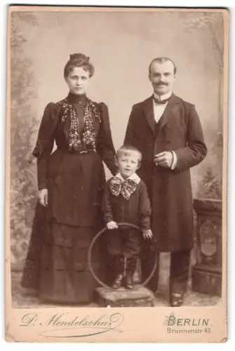 Fotografie D. Mendelsohn, Berlin, Brunnenstr. 43, Familienportrait mit Kind und Reifen