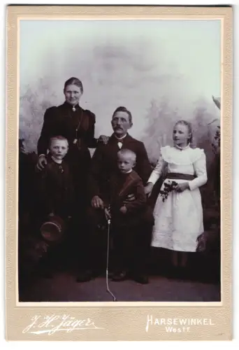 Fotografie J. H. Jäger, Harsewinkel i. Westf., Familienporträt mit drei Kindern