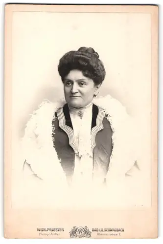 Fotografie Wilh. Priester, Bad Lg. Schwalbach, Rheinstrasse 2, Frau mit elegantem Federkragen