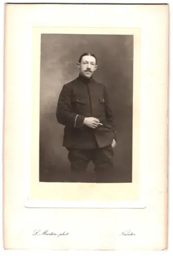 Fotografie L. Martin, Nantes, Ein Herr mit Schnurrbart und Zigarette