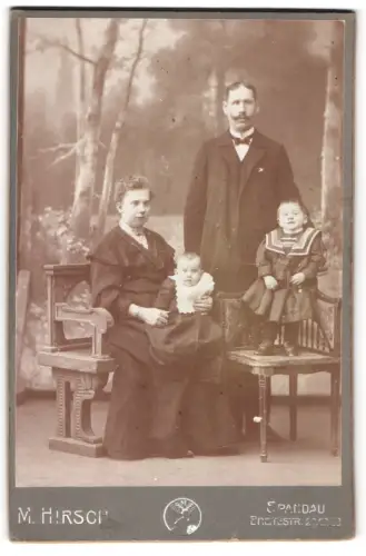 Fotografie M. Hirsch, Spandau, Breitestr. 26-28, Familie mit zwei Kindern
