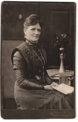 Fotografie Ferdinand Striebeck, Völklingen, Frau mit Buch