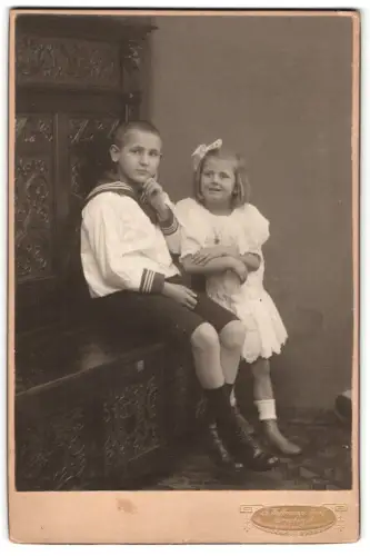 Fotografie E. Hoffmann Nachf., Dresden, Borsbergstrasse 1, Zwei Geschwister auf kunstvoll geschnitzter Bank